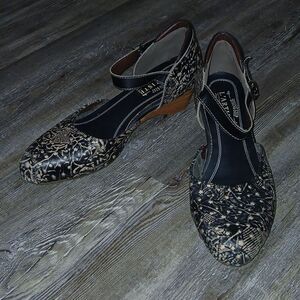 L'Artiste Spring Step black and tan cutout wooden wedge heel shoes Sz 41